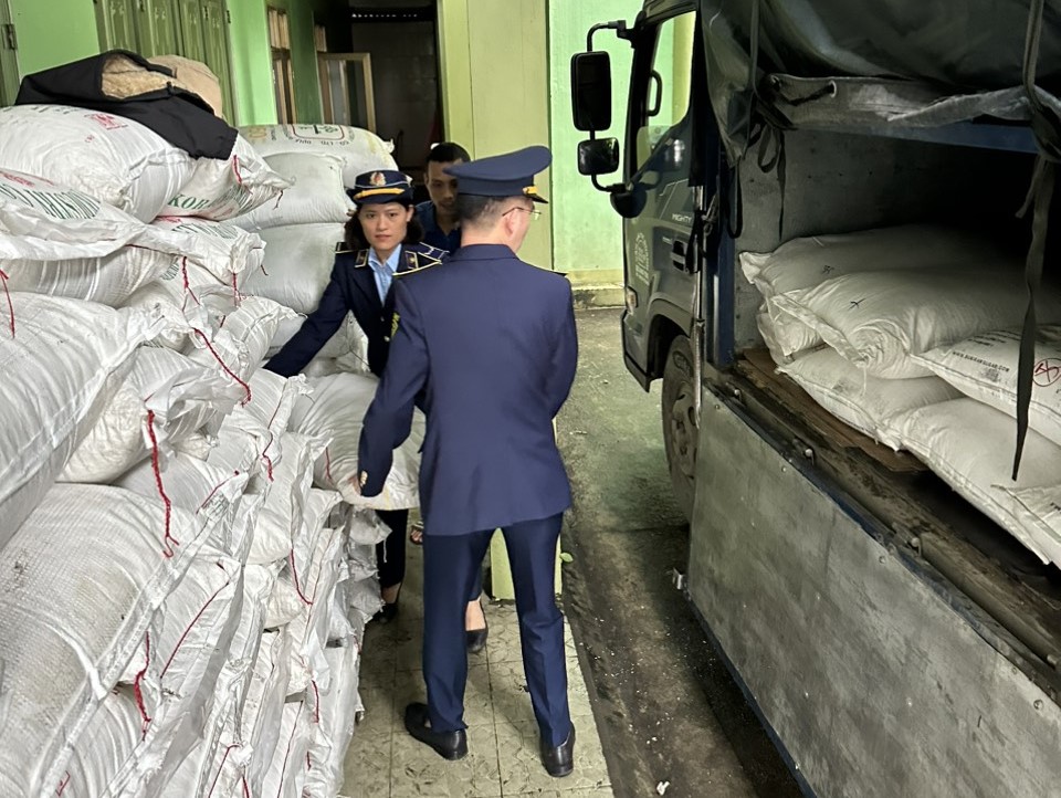 Hình ảnh lực lượng chức năng khám phương tiện vận tải vi phạm.