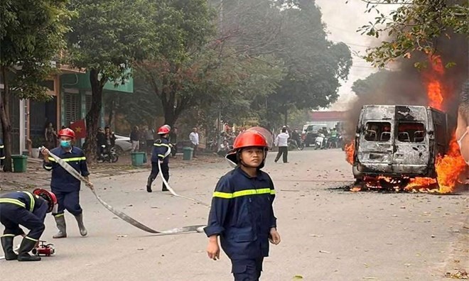 Hiện trường vụ cháy xe ô tô 16 chỗ trên đường Lương Văn Nắm, phường Bắc Giang, Bắc Ninh.