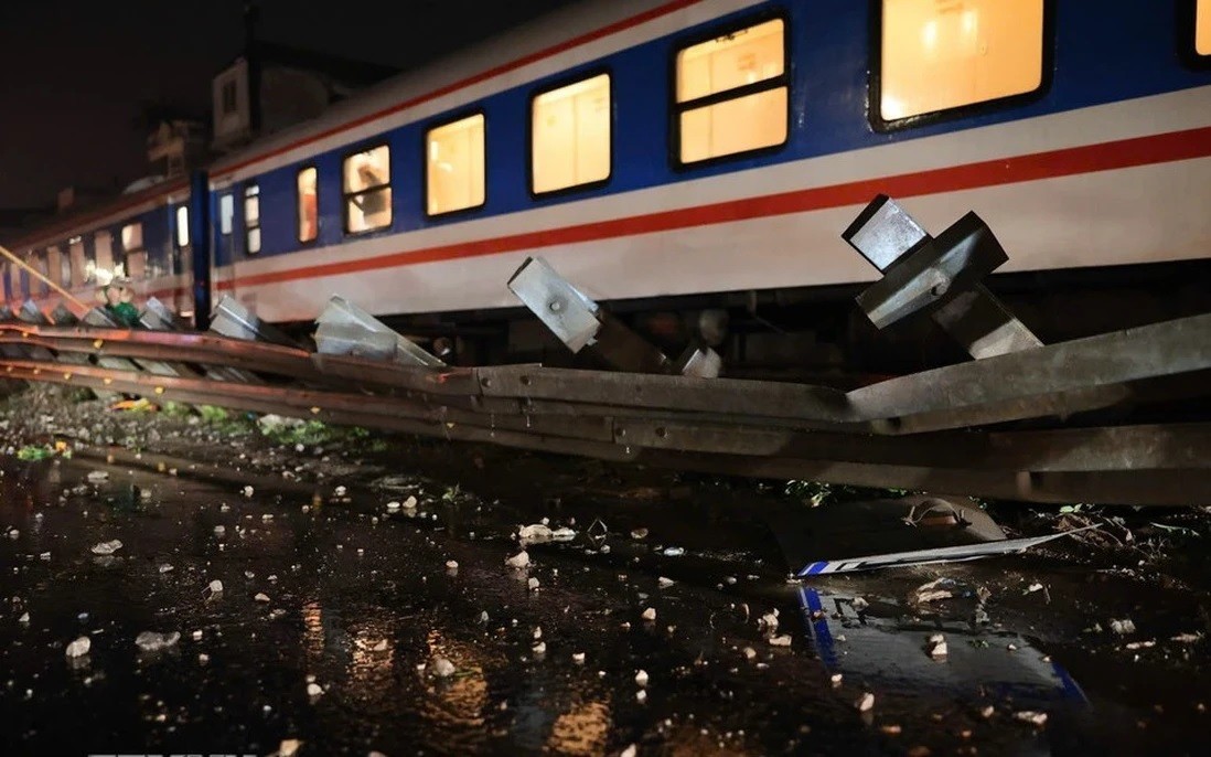 Hiện trường vụ tai nạn giao thông giữa tàu hỏa và ôtô tải xảy ra tại Quốc lộ 1A (đoạn qua thôn Yên Phú, xã Ngọc Hồi, thành phố Hà Nội)