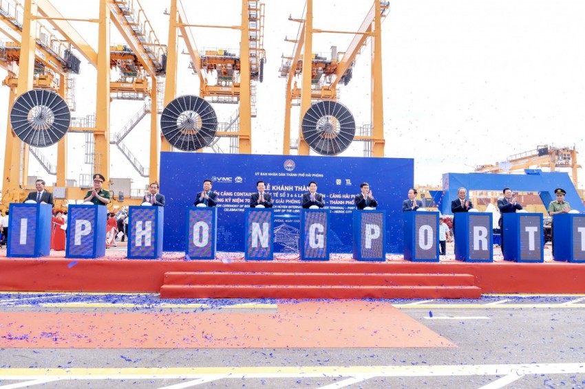 Chủ tịch nước Lương Cường và các đại biểu thực hiện nghi thức bấm nút khánh thành đưa vào khai thác Bến cảng số 3 và 4 cảng Lạch Huyện vào đầu tháng 5/2025.