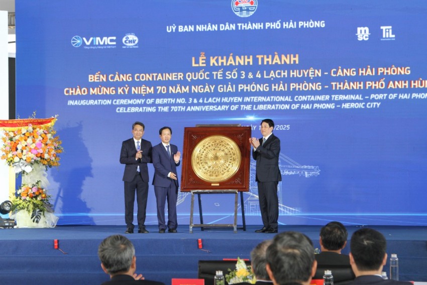 Chủ tịch nước Lương Cường trao quà cho Công ty Cổ phần Cảng Hải Phòng tại Lễ khánh thành đưa vào khai thác Bến cảng số 3 và 4 cảng Lạch Huyện.