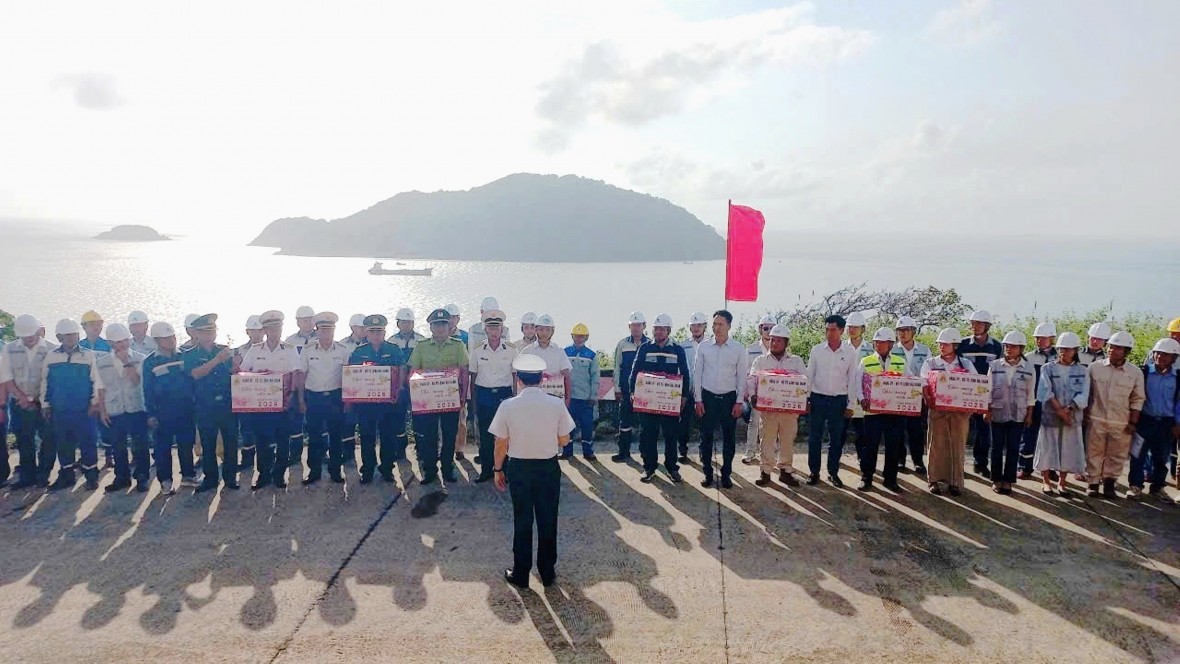 Ấm áp tình Xuân nơi đảo Hòn Khoai