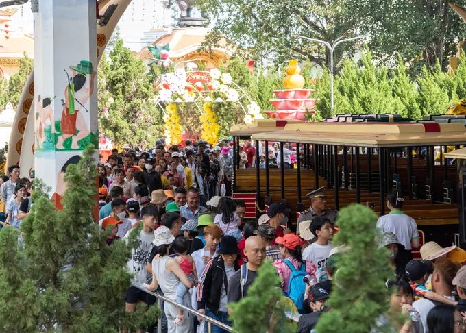 Lượng khách tham quan tại các điểm vui chơi tăng mạnh vào dịp Tết Nguyên đán Bính ngọ 2026. (Ảnh: Cổng TTĐT TP HCM)