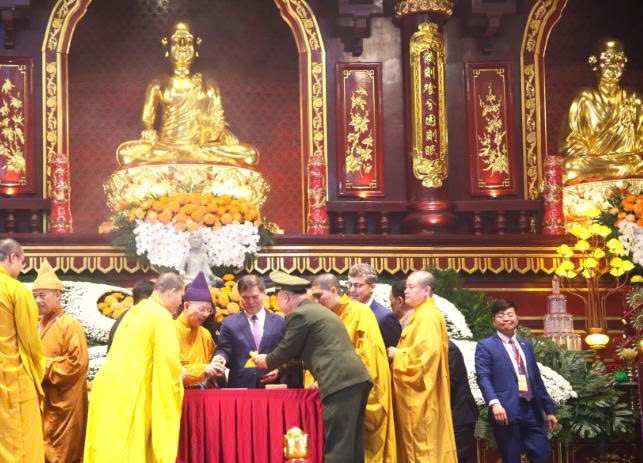 Các đại biểu làm lễ đóng dấu thiêng Yên Tử. Các đại biểu làm lễ đóng dấu thiêng Yên Tử.