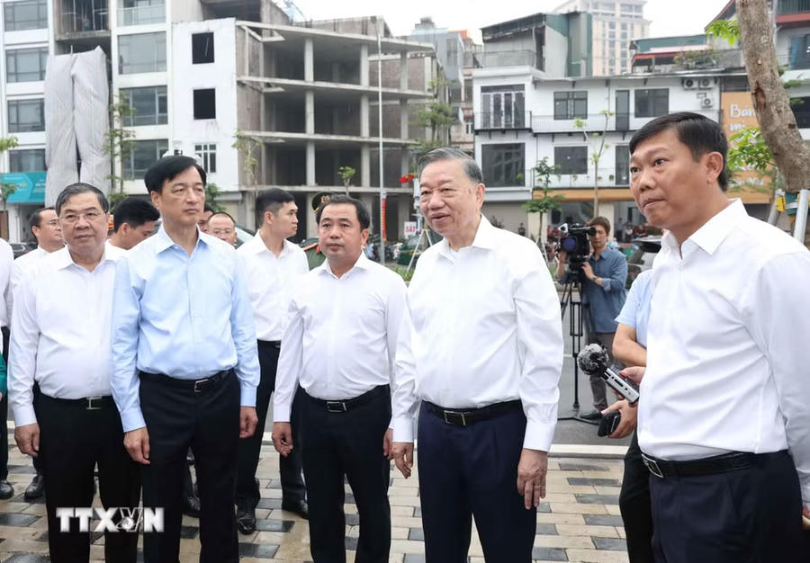 Tổng Bí thư, Chủ tịch nước Tô Lâm thị sát, kiểm tra việc thực hiện dự án đường Vành đai 1 thuộc địa bàn phường Ô Chợ Dừa - Ảnh: TTXVN
