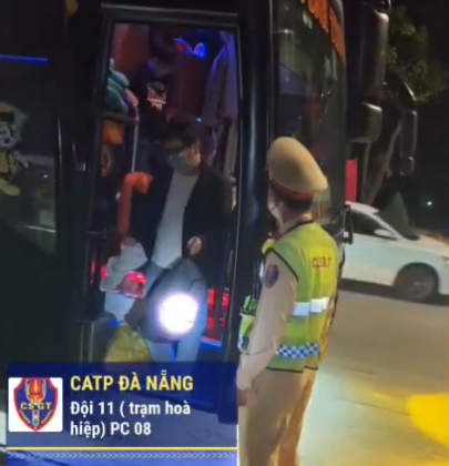 Phát hiện, xử lý xe giường nằm chở vượt quá 15 người so với quy định Phát hiện, xử lý xe giường nằm chở vượt quá 15 người so với quy định