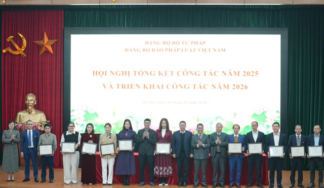 Trao thưởng cho c&aacute;c tập thể, c&aacute; nh&acirc;n c&oacute; th&agrave;nh t&iacute;ch v&agrave; đ&oacute;ng g&oacute;p xuất sắc. (Ảnh: P.Mai) &nbsp;