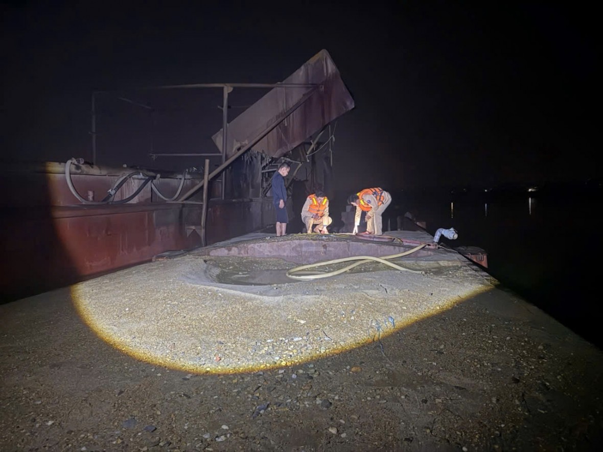 Bắt giữ 02 phương tiện khai thác cát trái phép trên sông Cầu