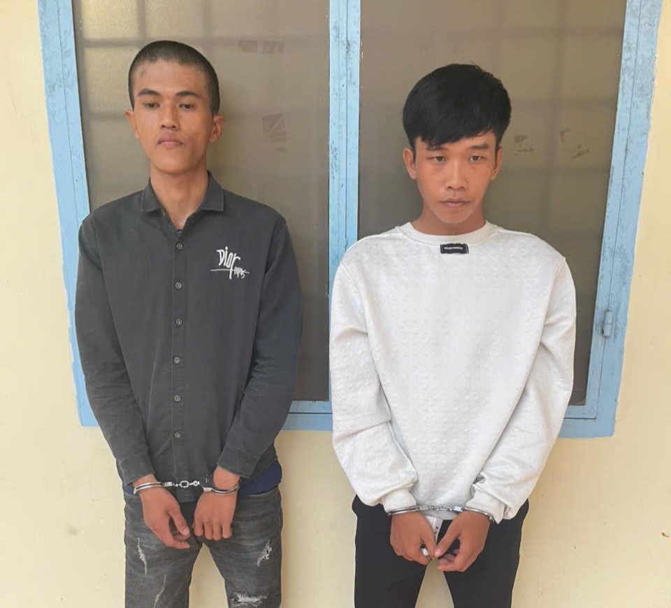 Công an xã Hòn Đất tạm giữ 02 đối tượng cướp giật tài sản
