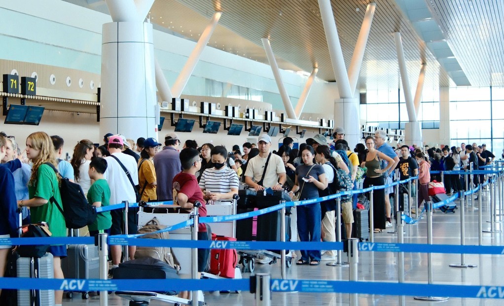 Hành khách xếp hàng chờ làm thủ tục tại Cảng hàng không quốc tế Tân Sơn Nhất. Ảnh: Cục Hàng không Việt Nam Hành khách xếp hàng chờ làm thủ tục tại Cảng hàng không quốc tế Tân Sơn Nhất. Ảnh: Cục Hàng không Việt Nam