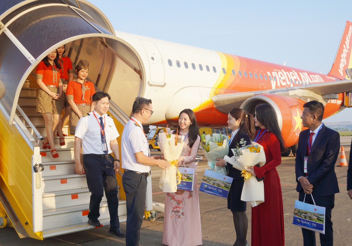 Đại diện lãnh đạo Sở Văn hóa - Thể thao và Du lịch tặng hoa, chúc mừng phi hành đoàn trên chuyến bay đầu năm mới 2026. (Ảnh: Cổng TTĐT tỉnh Quảng Trị) Đại diện lãnh đạo Sở Văn hóa - Thể thao và Du lịch tặng hoa, chúc mừng phi hành đoàn trên chuyến bay đầu năm mới 2026. (Ảnh: Cổng TTĐT tỉnh Quảng Trị)