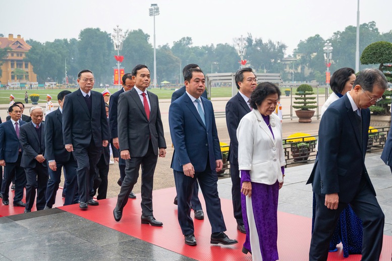 Lãnh đạo Đảng, Nhà nước vào Lăng viếng Chủ tịch Hồ Chí Minh nhân kỷ niệm 96 năm Ngày thành lập Đảng Cộng sản Việt Nam- Ảnh 4.