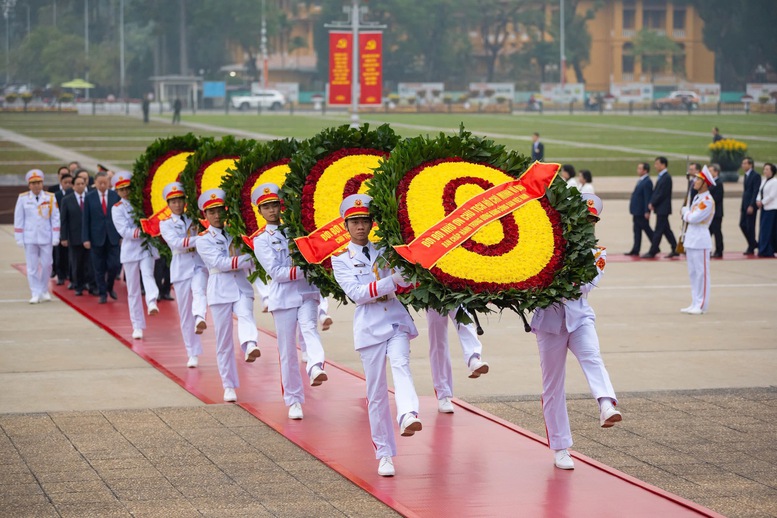 Lãnh đạo Đảng, Nhà nước vào Lăng viếng Chủ tịch Hồ Chí Minh nhân kỷ niệm 96 năm Ngày thành lập Đảng Cộng sản Việt Nam- Ảnh 1.