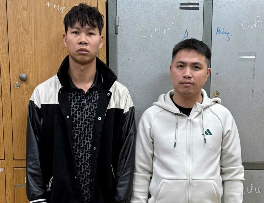 Đối tượng Nguyễn Minh Công (áo trắng) và Vương Duy Hiển.