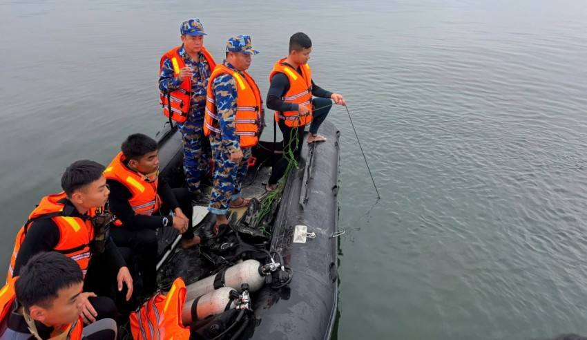 20 đặc công người nhái trắng đêm tìm kiếm nạn nhân mất tích vụ lật tàu chở khách trên hồ Thác Bà 20 đặc công người nhái trắng đêm tìm kiếm nạn nhân mất tích vụ lật tàu chở khách trên hồ Thác Bà