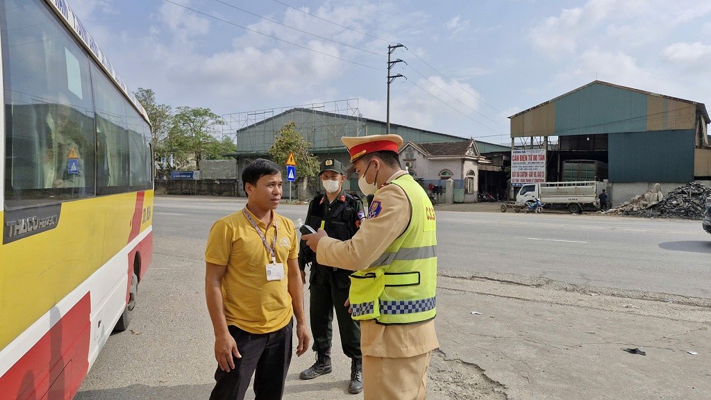 Kiểm tra, xử lý nghiêm trường hợp vi phạm nồng độ cồn đối với người điều khiển phương tiện giao thông - Ảnh Công an Nghệ An. Kiểm tra, xử lý nghiêm trường hợp vi phạm nồng độ cồn đối với người điều khiển phương tiện giao thông - Ảnh Công an Nghệ An.