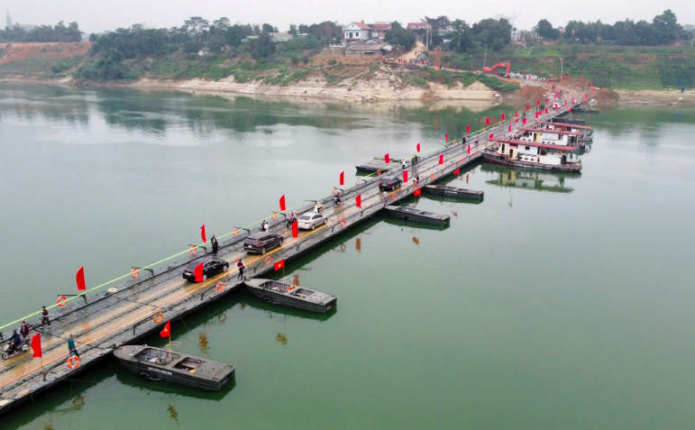 Sau 1 ngày thi công thần tốc, cầu phao bắc qua sông Lô chính thức thông xe
