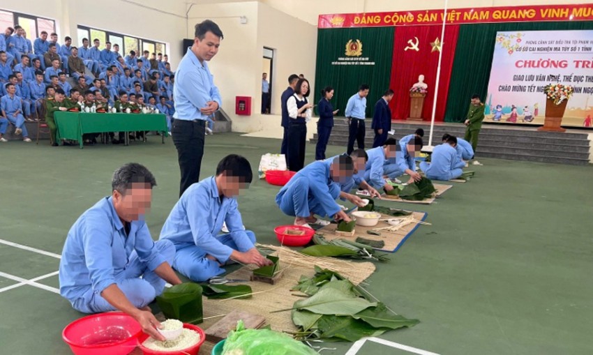 Các học viên thi gói bánh trưng đón Tết. Các học viên thi gói bánh trưng đón Tết.