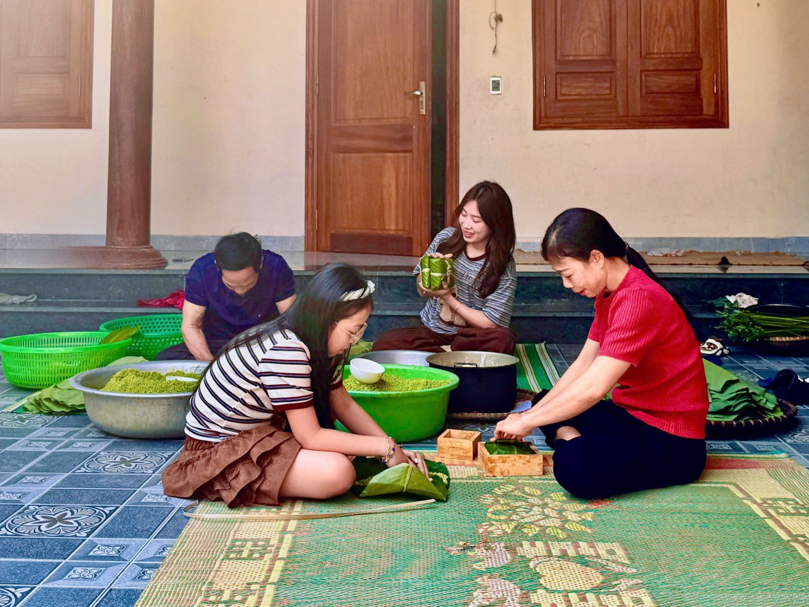 Mỗi độ xuân về gia đình nhà ông Thành lại quây quần cùng nhau gói bánh chưng. Mỗi độ xuân về gia đình nhà ông Thành lại quây quần cùng nhau gói bánh chưng.