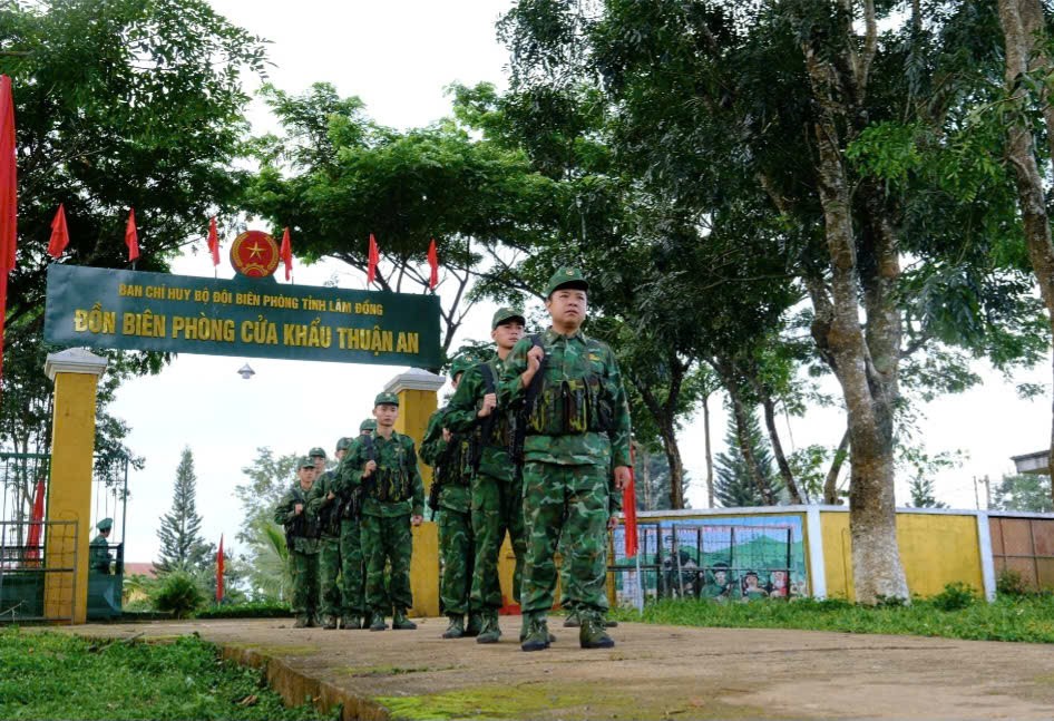 Tết nơi tuyến đầu: Khi mùa xuân gõ cửa giữa đại ngàn biên cương Tết nơi tuyến đầu: Khi mùa xuân gõ cửa giữa đại ngàn biên cương