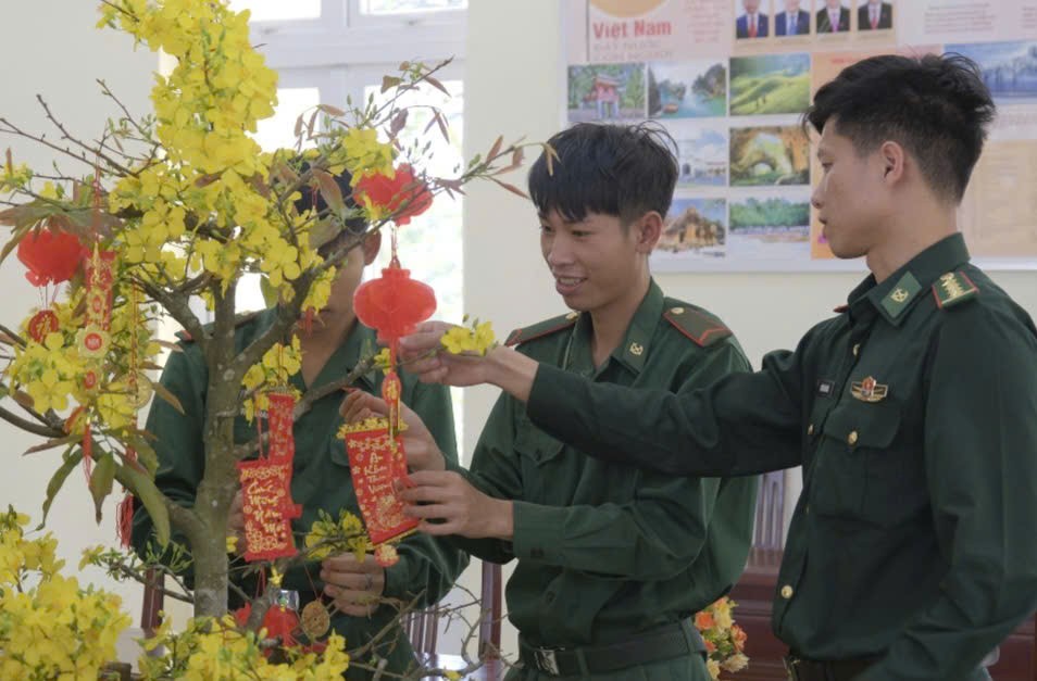 Tết nơi tuyến đầu: Khi mùa xuân gõ cửa giữa đại ngàn biên cương Tết nơi tuyến đầu: Khi mùa xuân gõ cửa giữa đại ngàn biên cương