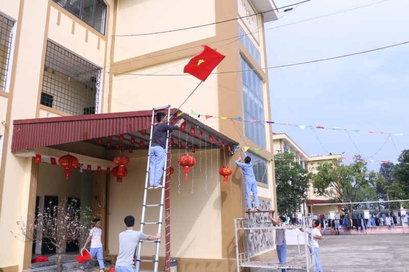 Các học viên trang trí tại cơ sở tạo không gian tươi mới, phấn khởi đón Tết. Các học viên trang trí tại cơ sở tạo không gian tươi mới, phấn khởi đón Tết.