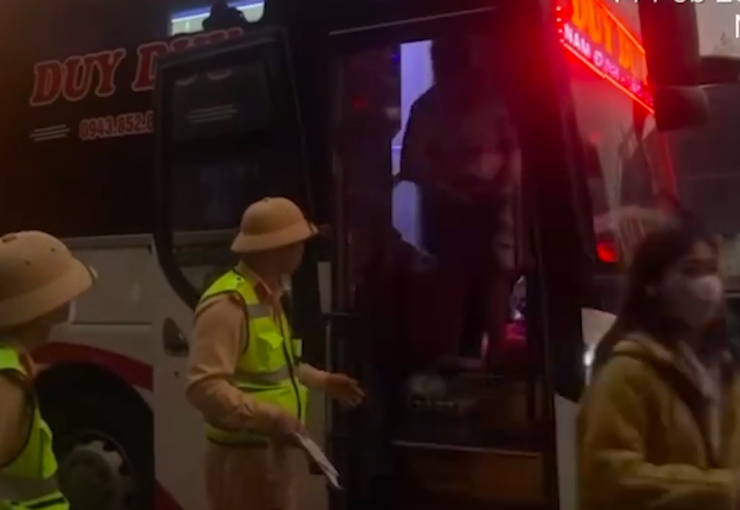 Xe 23 chỗ, nhồi nhét 48 khách trong ngày tết, tài xế xe khách bị xử phạt 187 triệu đồng