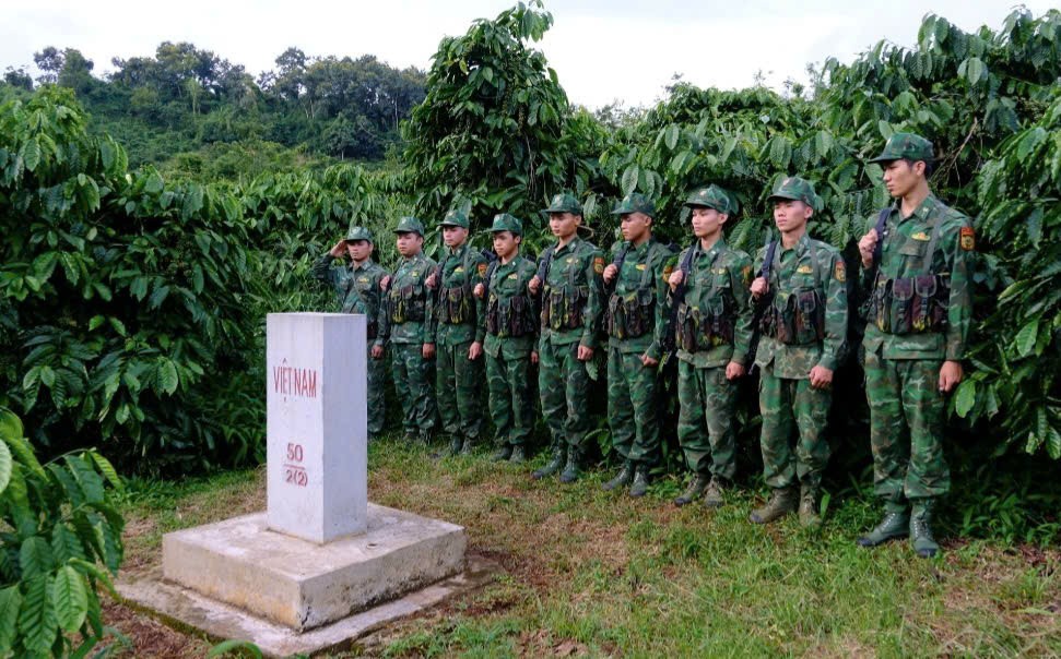 Tết nơi tuyến đầu: Khi mùa xuân gõ cửa giữa đại ngàn biên cương Tết nơi tuyến đầu: Khi mùa xuân gõ cửa giữa đại ngàn biên cương