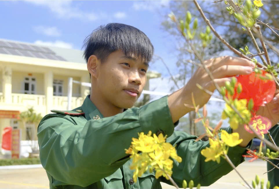 Tết nơi tuyến đầu: Khi mùa xuân gõ cửa giữa đại ngàn biên cương Tết nơi tuyến đầu: Khi mùa xuân gõ cửa giữa đại ngàn biên cương