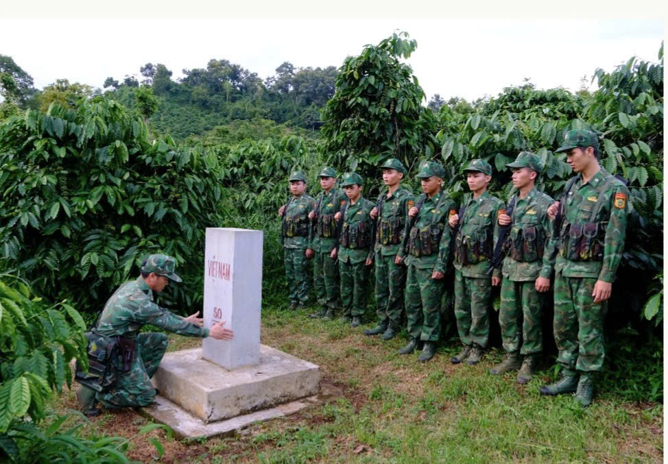 Tết nơi tuyến đầu: Khi mùa xuân gõ cửa giữa đại ngàn biên cương Tết nơi tuyến đầu: Khi mùa xuân gõ cửa giữa đại ngàn biên cương