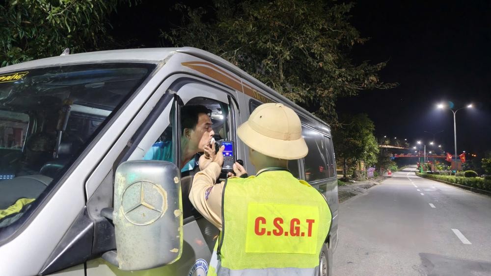 Kiểm tra, xử lý các hành vi vi phạm liên quan đến nồng độ cồn - Ảnh Công an Hà Tĩnh. Kiểm tra, xử lý các hành vi vi phạm liên quan đến nồng độ cồn - Ảnh Công an Hà Tĩnh.