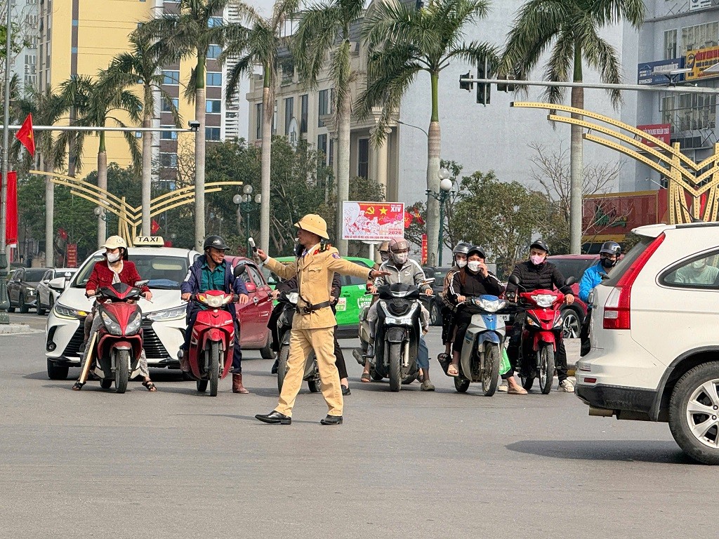 Phân luồng bảo đảm TTATGT - Ảnh Công an Nghệ An. Phân luồng bảo đảm TTATGT - Ảnh Công an Nghệ An.