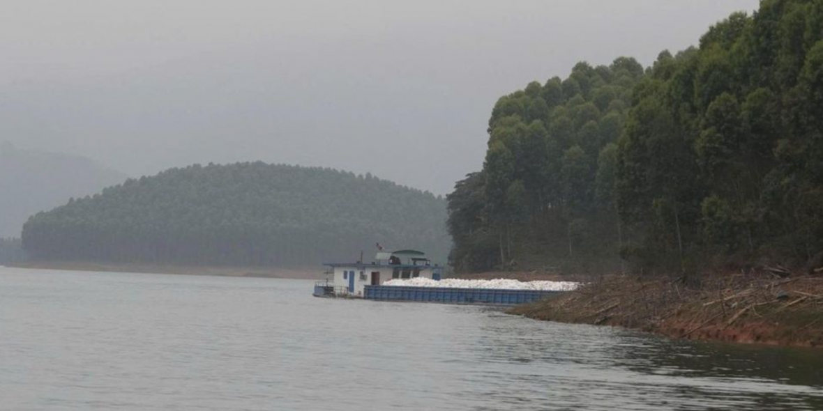 Phương tiện tàu chở đá gây tai nạn. Phương tiện tàu chở đá gây tai nạn.