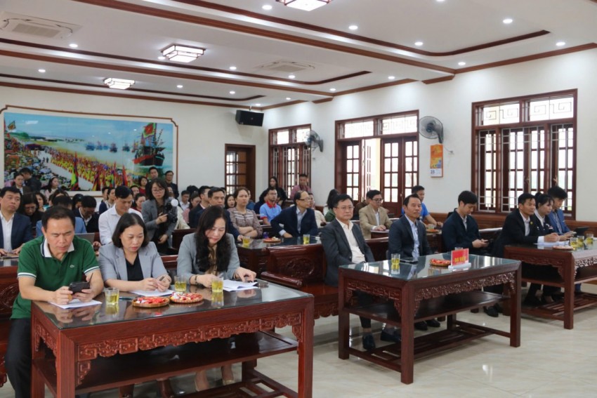 Đông đảo các phóng viên tham dự họp báo.