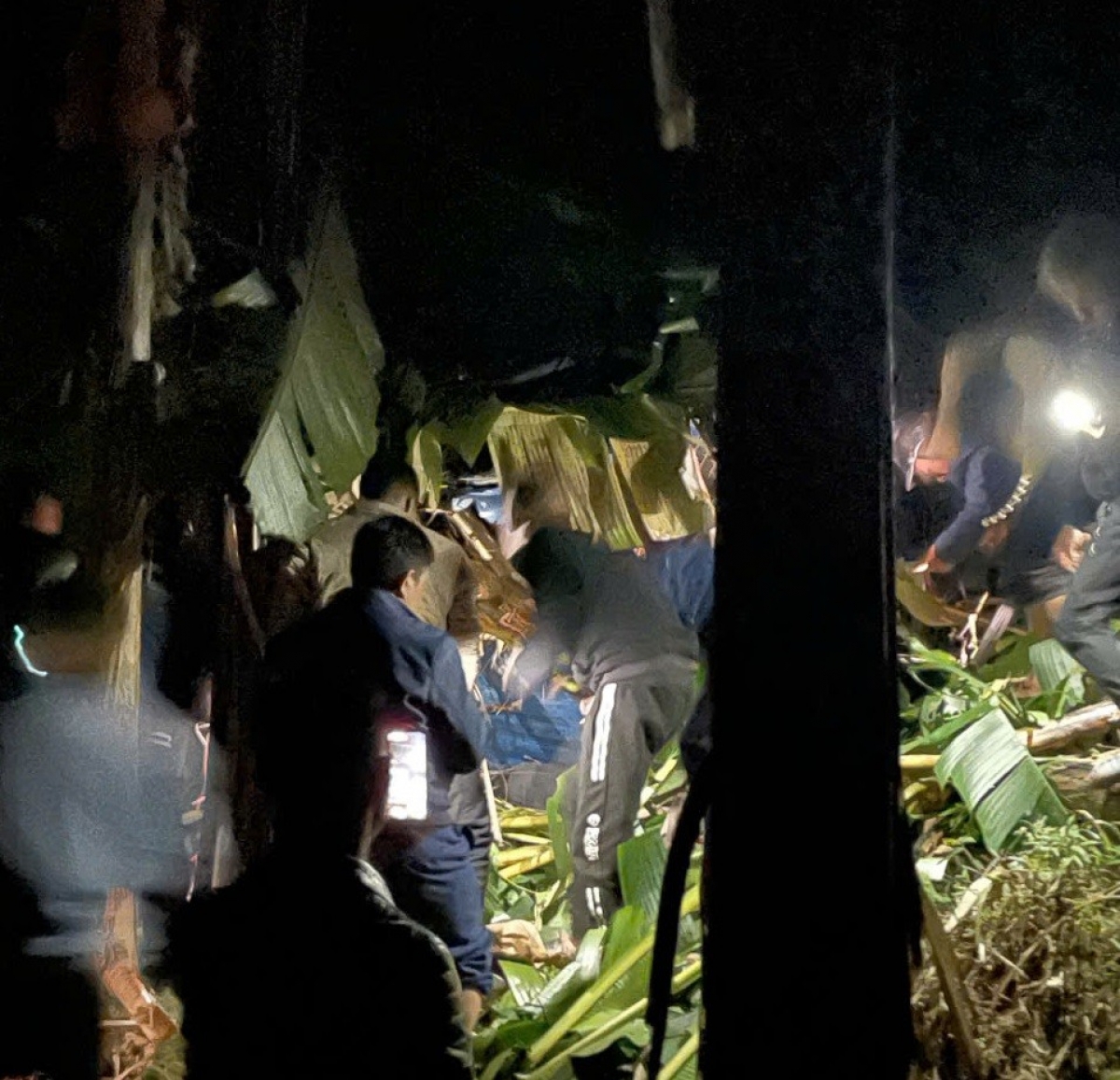 Tuyên Quang: Xe tải rơi xuống vực sâu 30 mét, 2 người thương vong