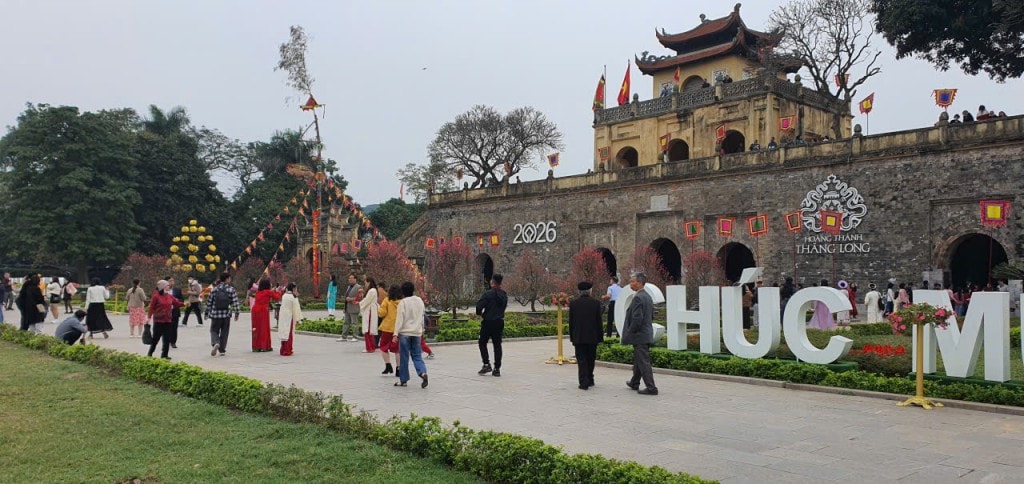 Nhân dân và du khách được trải nghiệm các hoạt động đặc sắc tại Hoàng thành Thăng Long (Ảnh: Hương Thu)