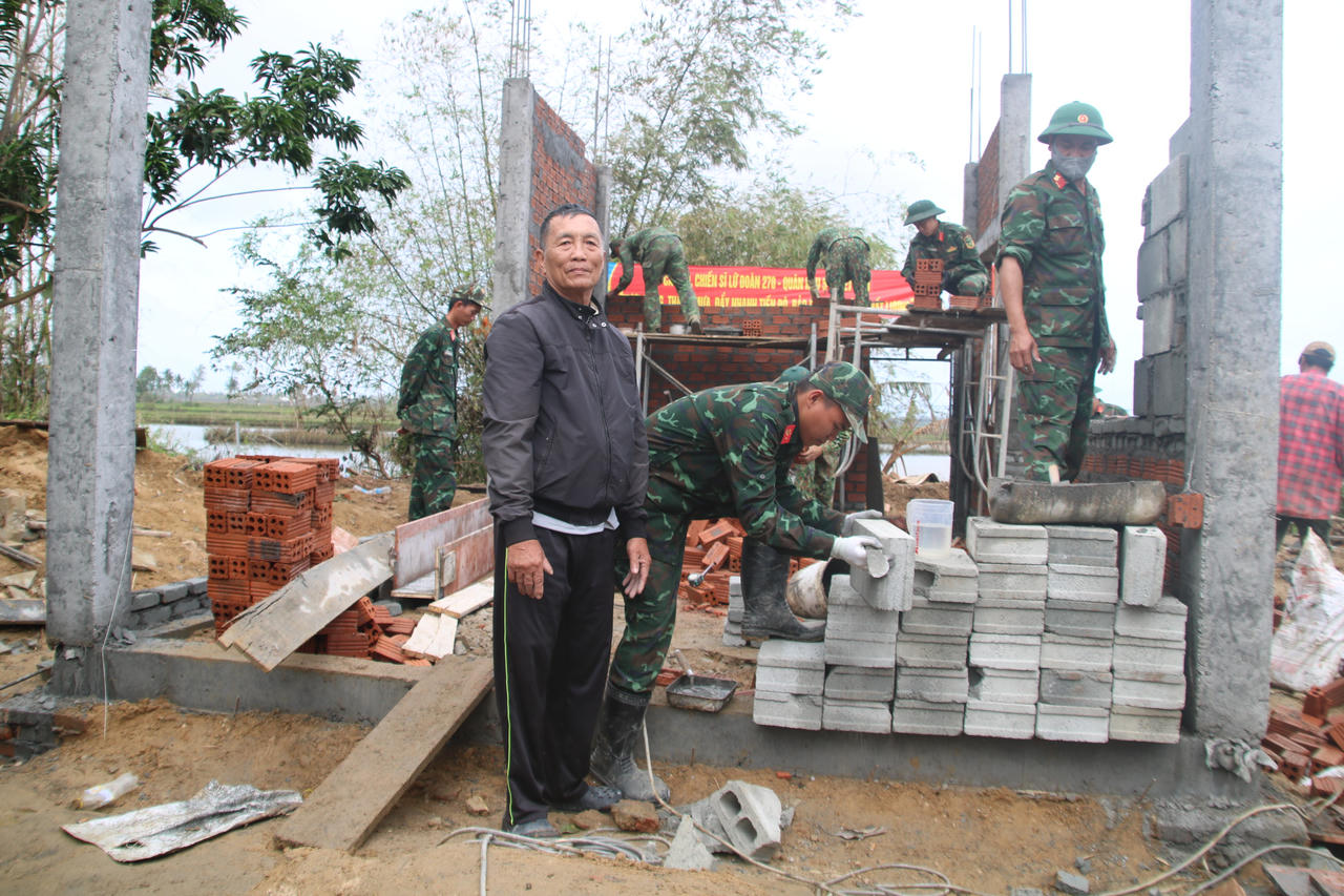 Những ngôi nhà mới ấm tình quân dân Ông Huỳnh Phi đang hình dung về một cái Tết ấm áp, đủ đầy khi được sống trong căn nhà mới.
