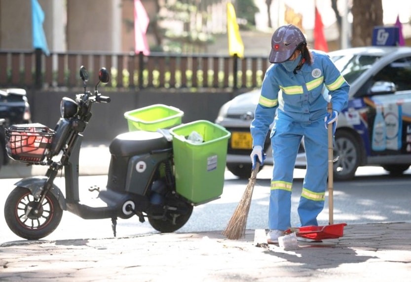 Việc áp dụng công nghệ hỗ trợ hoạt động vệ sinh môi trường trên khu vực phố cổ giúp hoạt động thu gom rác, vệ sinh của công nhân môi trường nhẹ nhàng hơn. Việc áp dụng công nghệ hỗ trợ hoạt động vệ sinh môi trường trên khu vực phố cổ giúp hoạt động thu gom rác, vệ sinh của công nhân môi trường nhẹ nhàng hơn.