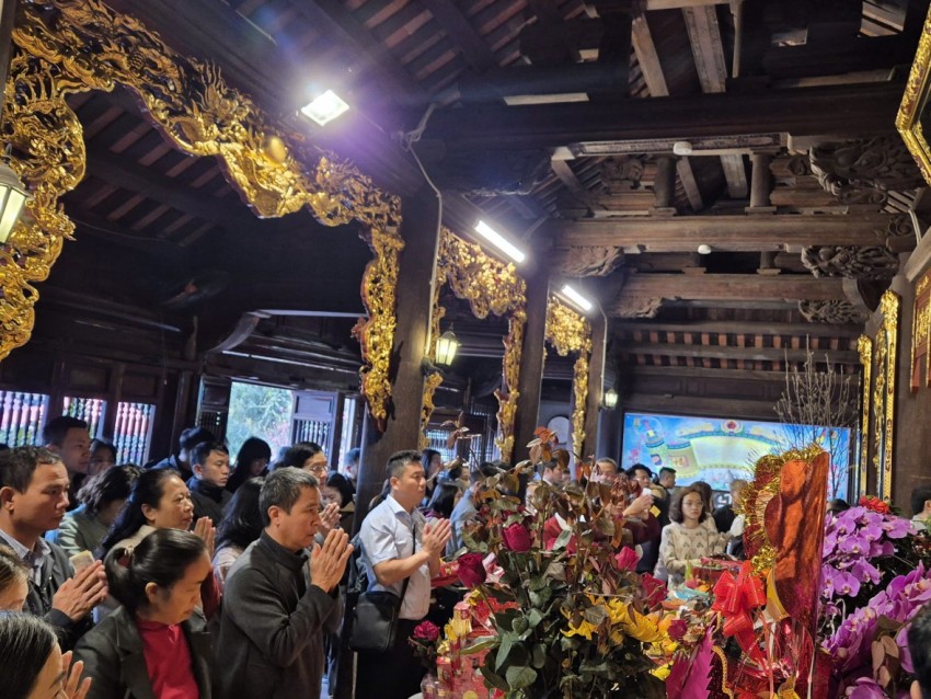 Bên trong chính điện thờ Mâu người dân phải ken nhau để thắp hương, làm lễ. Bên trong chính điện thờ Mâu người dân phải ken nhau để thắp hương, làm lễ.