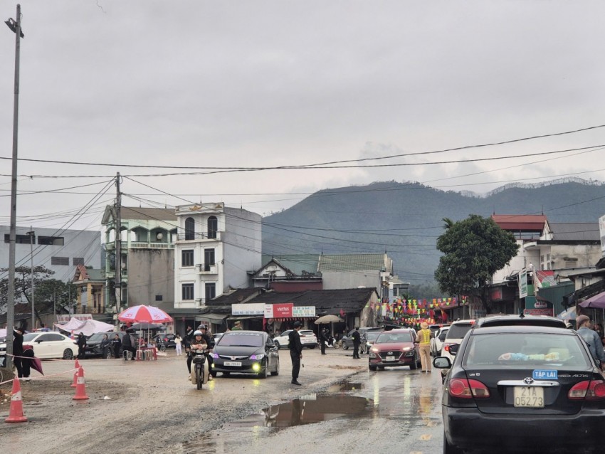 Lực lượng CSGT, Công an, Cảnh sát cơ động phải căng mình phân luồng đảm bảo giao thông được thông suốt. Lực lượng CSGT, Công an, Cảnh sát cơ động phải căng mình phân luồng đảm bảo giao thông được thông suốt.