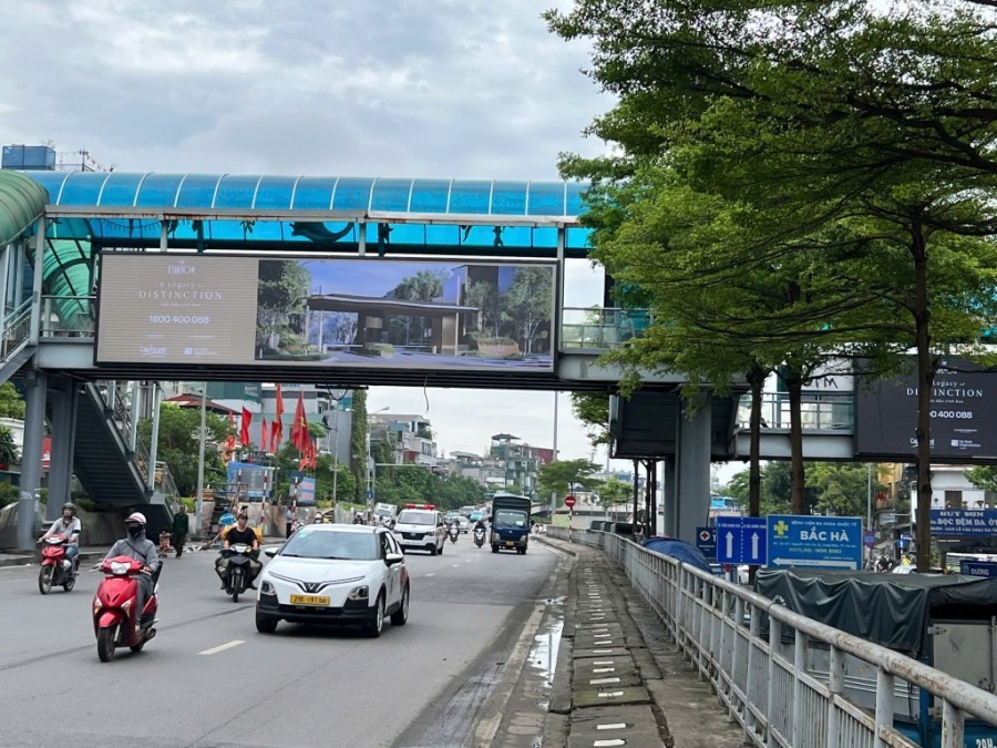 Hà Nội xanh - sạch từ camera AI Góc phố Hà Nội tấp nập người du xuân mà vẫn giữ xanh - sạch.