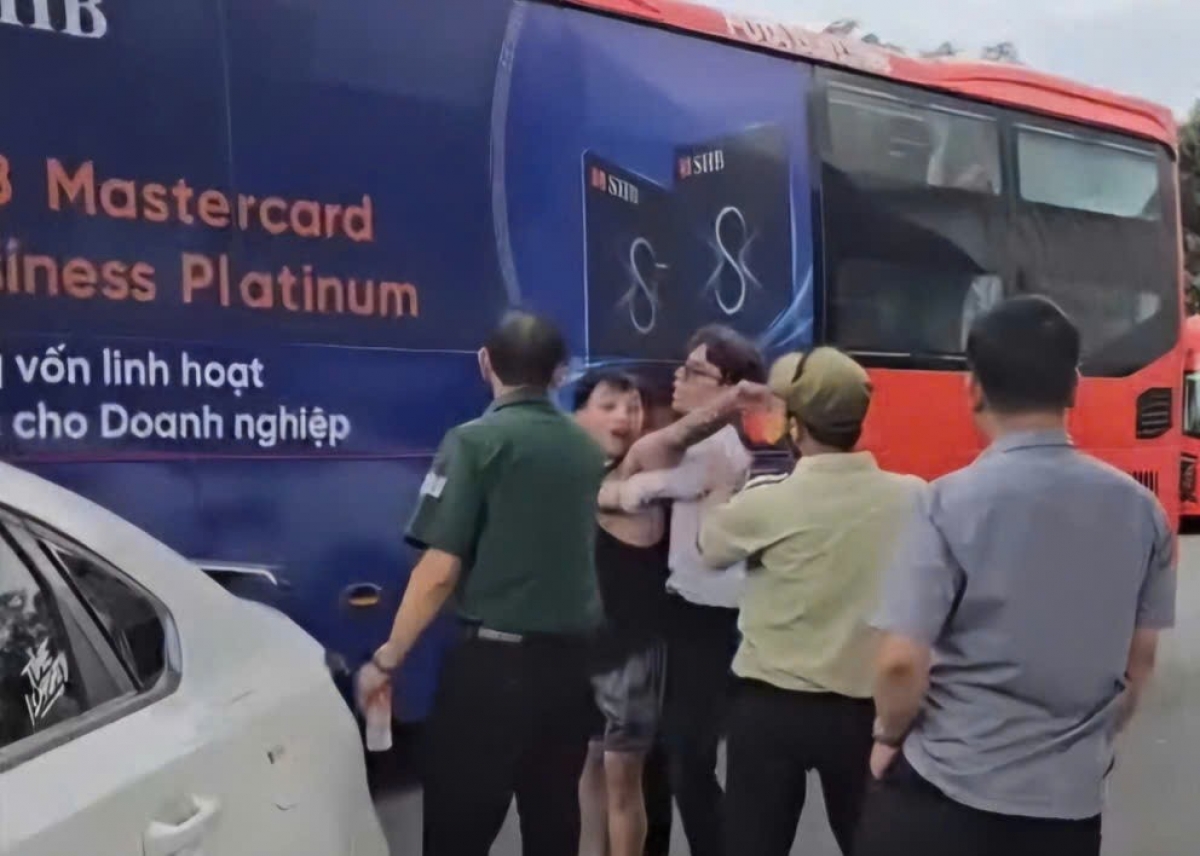 Tạm giữ hình sự thanh niên lái ôtô tông nhóm người tại cây xăng ở Đà Lạt