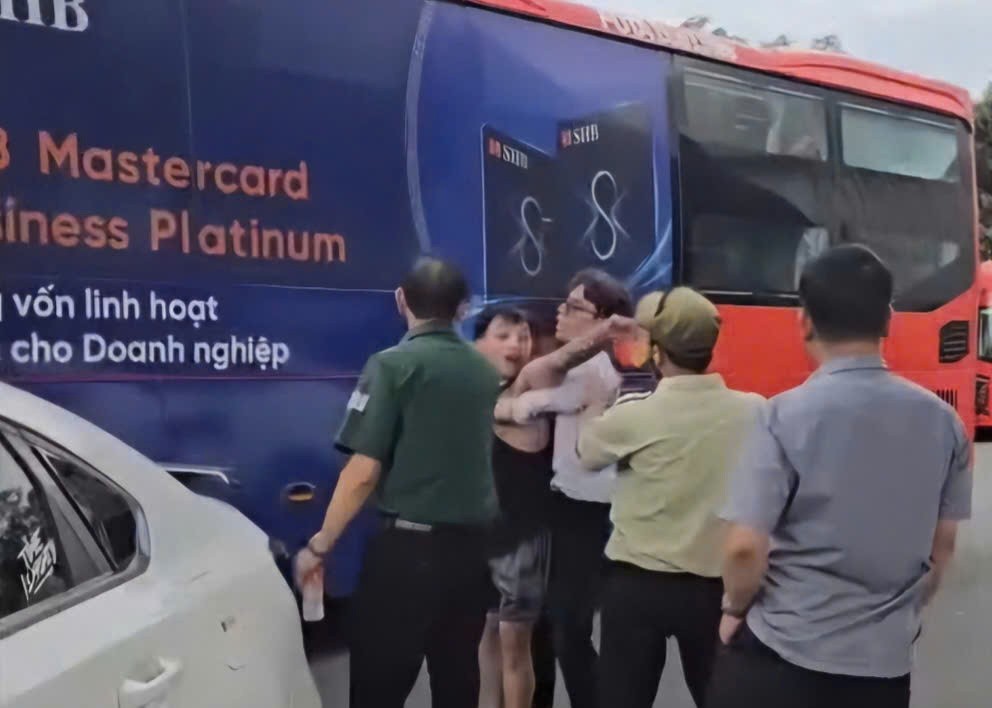 Tạm giữ hình sự thanh niên lái ôtô tông nhóm người tại cây xăng ở Đà Lạt Tạm giữ hình sự thanh niên lái ôtô tông nhóm người tại cây xăng ở Đà Lạt