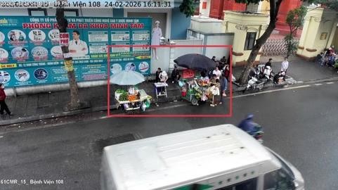 Vi phạm sử dụng trái phép lòng đường, vỉa hè để bày bán hàng hóa phố Trần Hưng Đạo (đối diện bệnh viện 108), phường Cửa Nam.