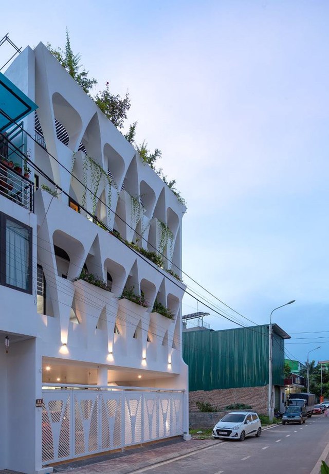 Nằm ngay gần quảng trường&nbsp;T&acirc;y Bắc ở Sơn La, ng&ocirc;i nh&agrave; g&acirc;y ấn tượng bởi phần mặt tiền kh&aacute;c biệt so với những c&ocirc;ng tr&igrave;nh xung quanh.&nbsp;Đ&acirc;y l&agrave; tổ ấm của một gia đ&igrave;nh ba thế hệ, được gh&eacute;p từ hai l&ocirc; đất 5 x 14,8m (tổng diện t&iacute;ch l&agrave; 148 m2).&nbsp;