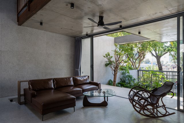 Chủ nh&agrave; l&agrave; một người rất chuộng phong thủy, v&igrave; vậy n&ecirc;n việc thiết kế c&aacute;c kh&ocirc;ng gian sinh hoạt trong nh&agrave; đều phải tu&acirc;n theo c&aacute;c quy tắc phong thủy