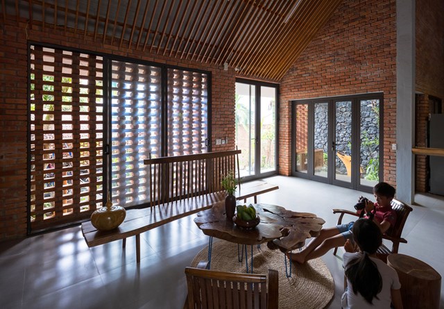 Ph&ograve;ng kh&aacute;ch được thiết kế đơn giản với gỗ v&agrave; những chiếc ghế gỗ đơn giản. To&agrave;n bộ 3 ph&ograve;ng ngủ được đưa về ph&iacute;a sau để đảm bảo t&iacute;nh ri&ecirc;ng tư v&agrave; tr&aacute;nh ồn mỗi khi nh&agrave; c&oacute; đ&ocirc;ng người đến chơi.