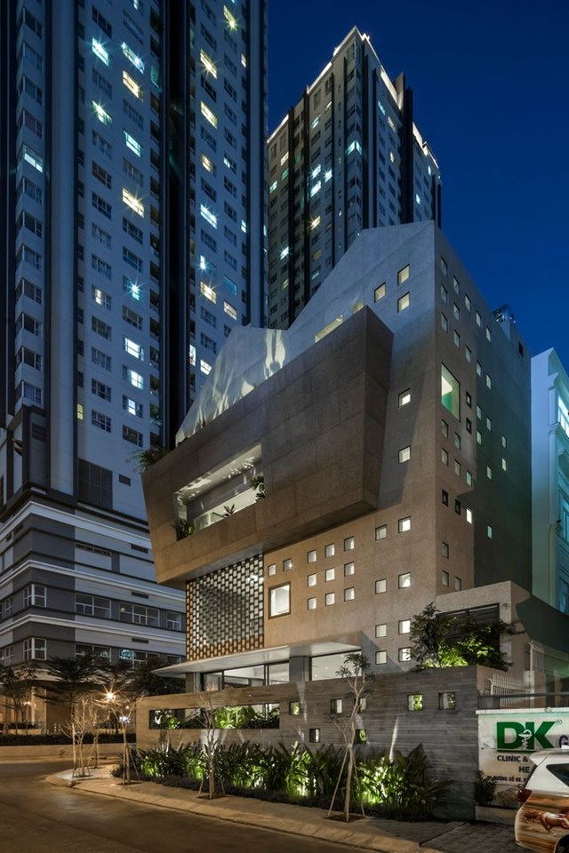 Với nhiều khung cửa sổ, &aacute;nh đ&egrave;n hắt ra b&ecirc;n trong ng&ocirc;i nh&agrave; mỗi tối tạo cho c&ocirc;ng tr&igrave;nh vẻ đẹp kh&aacute;c biệt.