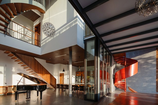 Kh&ocirc;ng gian b&ecirc;n trong nh&agrave; được thiết kế theo phong c&aacute;ch sang trọng, hiện đại c&ugrave;ng với nhiều đồ d&ugrave;ng trang tr&iacute; cầu kỳ