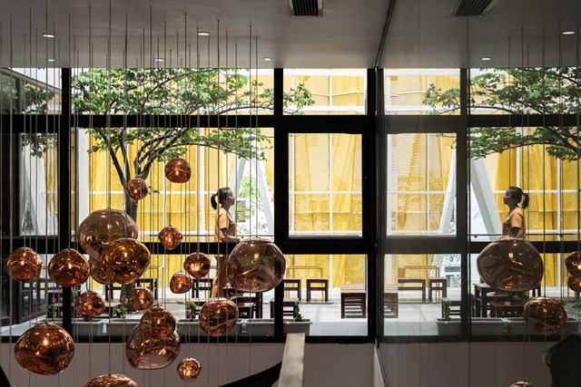 Kh&ocirc;ng gian th&ocirc;ng tầng được kết nối trực tiếp với giếng trời v&agrave; s&acirc;n vườn ngo&agrave;i trời tầng hai, tạo n&ecirc;n tầm nh&igrave;n tho&aacute;ng, v&agrave; lấy s&aacute;ng tốt cho ng&ocirc;i nh&agrave;.